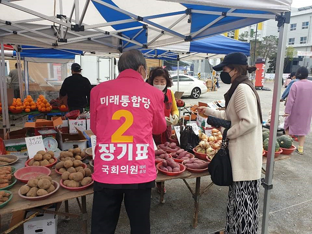 ▲ 김해 주촌면에서 열린 5일장에 찾아간 장기표 후보. ⓒ장기표 후보 선거캠프 제공
