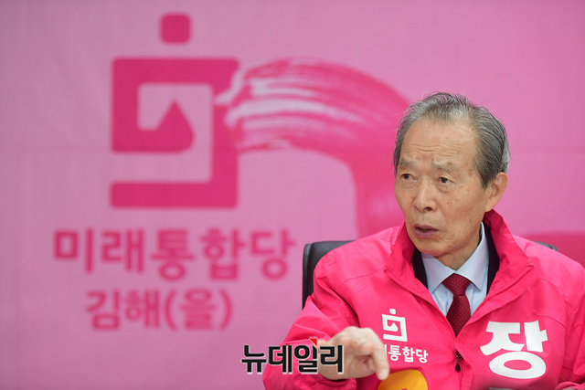 ▲ 장기표 후보는 이번 총선에서 미래통합당이 200석에 육박하는 의석을 얻을 것으로 내다보고 있다. 사진은 본지와 인터뷰 중인 장기표 후보의 모습. ⓒ정상윤 기자