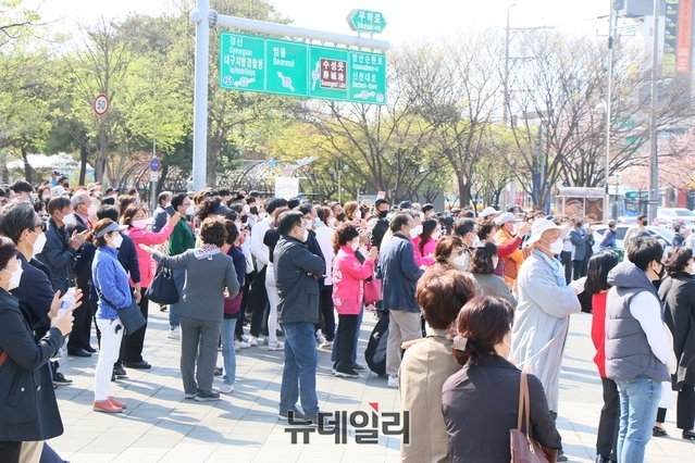 ▲ 4일 오후 3시 수성못 상화동산에서 열린 이날 유세에는 지지자 및 시민 등 700여명이 참가한 가운데 열띤 분위기 속에서 열렸다.ⓒ뉴데일리
