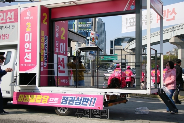 ▲ 이인선 후보가 무대에 올라 지지자에게 큰 절을 올리고 있다.ⓒ뉴데일리