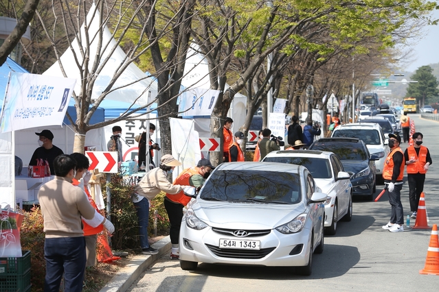 ▲ 청도군(군수 이승율)은 4일 코로나19로 인해 농축산물 판매가 부진하여 어려움을 겪는 농가에게 도움을 주기 위해 대구스타디움에서 농축산물 드라이브 스루 판매행사를 가졌다.ⓒ청도군