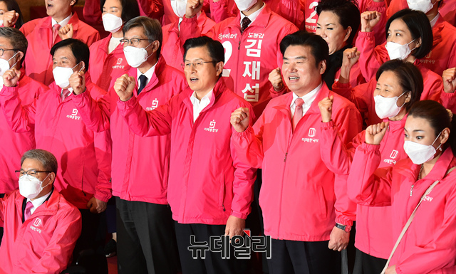 ▲ 황교안 미래통합당 대표와 원유철 미래한국당 대표 및 소속 후보자들이 지난 1일 오후 국회 로텐더홀 홀 앞 계단에서 '나라살리기, 경제살리기' 공동 선언식 참석해 총선승리를 다짐하는 화이팅을 외치고 있다. ⓒ이종현 기자