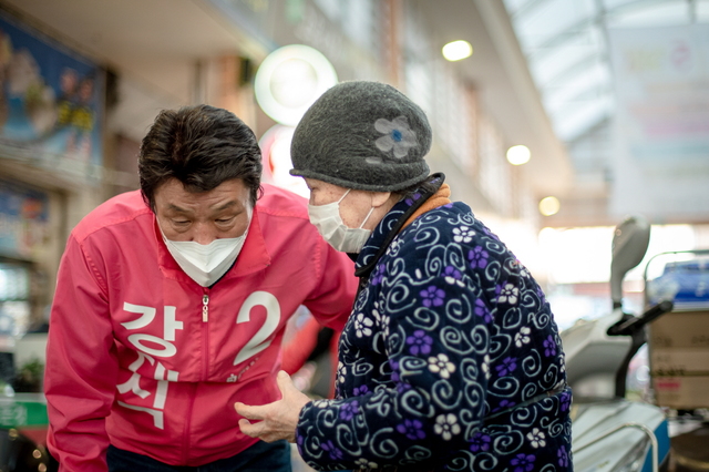 ▲ 통합당 강대식 대구 동구을 후보가 공식 선거운동 첫 주말 유권자들에게 지지를 호소하고 있다.ⓒ강 후보