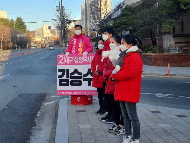 ▲ 김승수 미래통합당 대구 북구을 후보 가족이 총출동해 유세에 나서는 ‘5인 가족 유세단’이 주민들 사이에서 오르내리고 있다.ⓒ김 후보측