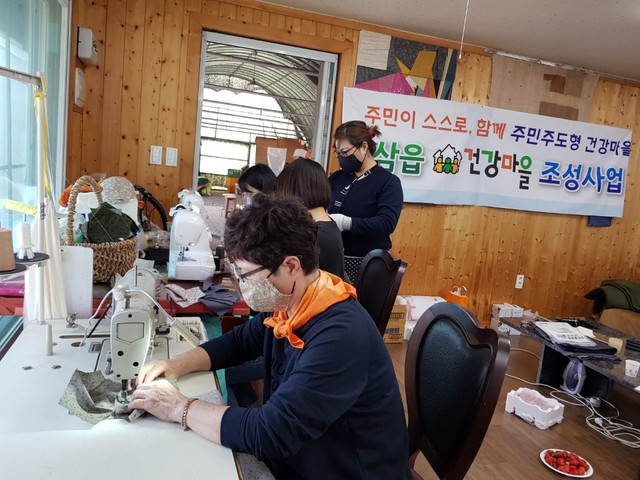 ▲ 칠곡군 북삼읍 건강마을 주민들이 재능기부를 통해 면 마스크 제작에 나섰다.ⓒ칠곡군
