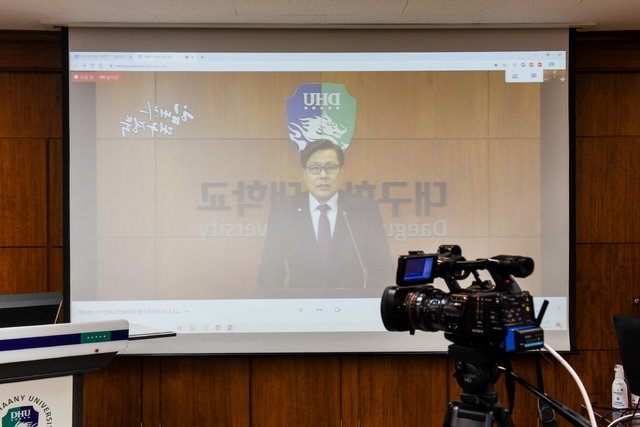 ▲ 원격화상회의를 진행하면서 대학 구성원들에게 인사말을 하고 있는 변창훈 총장.ⓒ대구한의대