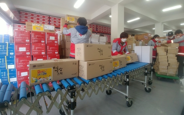 ▲ 경북지방우정청(청장 김영관)은 한국우편사업진흥원과 함께 코로나19   피해극복과 확산방지에 헌신하고 있는 지역 의료진과 소외 계층을 위해  건강식품과 응원편지를 전달했다.ⓒ경북우정청