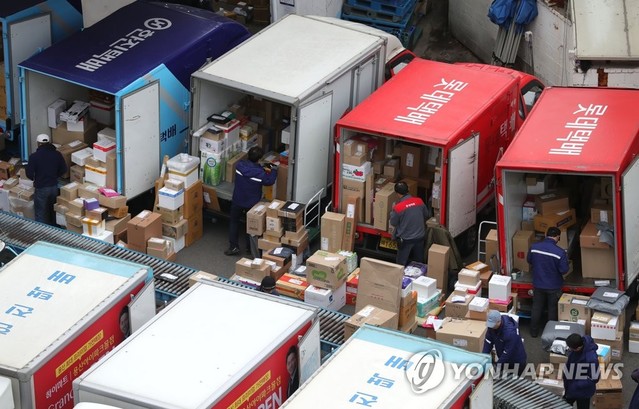 ▲ 신종코로나바이러스 감염증(코로나19) 확산에 따라 언택트(비대면) 소비가 급증하는 가운데 17일 오전 서울 시내의 한 택배 물류센터에 택배가 수북이 쌓여 있다.ⓒ연합뉴스