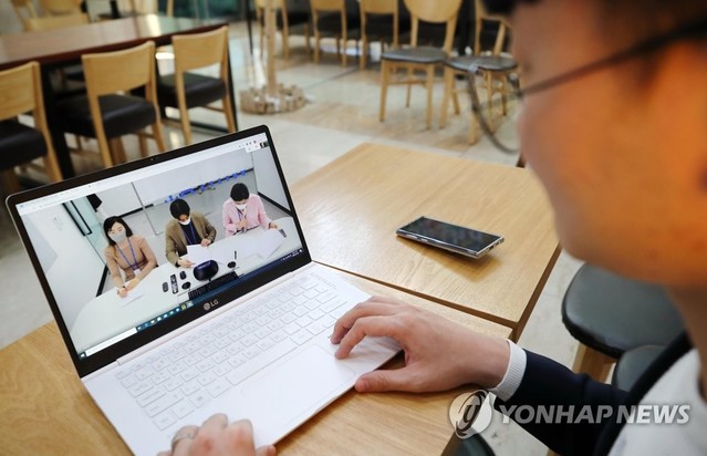 ▲ 이달 2일 오후 서울 서초구 이스트소프트에서 직원이 면접관들과 화상 면접 시연을 하고 있다. 이스트소프트는 신종 코로나바이러스 감염증(코로나19) 확산 우려에 이날 '상반기 온라인 정기 공채' 응시생들이 화상통화로 면접시험을 치른다. ⓒ연합뉴스
