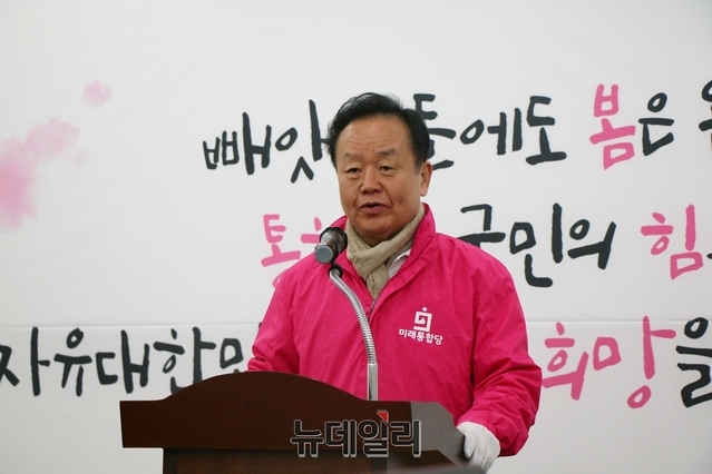 ▲ 주성영 통합당 대구시당 공동 선대위원장은 6일 오전 통합당 대구시당에서 기자회견을 갖고 “홍준표 후보는 무소속 출마를 포기하고 대구를 떠나라”고 불출마를 촉구했다.ⓒ뉴데일리