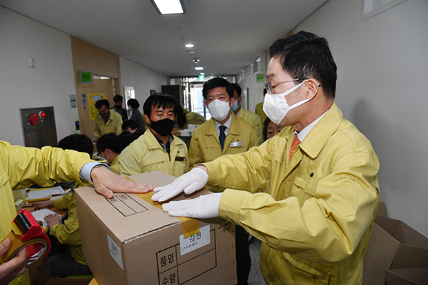 ▲ 임종식 경북교육감이 스마트기기를 점검하고 있다.ⓒ경북교육청