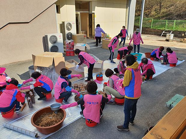 ▲ 한국생활개선영양군연합회는 지난 3일 관내 취약 계층에 지원할 장 나눔 및 장 담그기 행사를 가졌다.ⓒ영양군