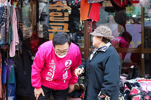 ▲ 부산 진구 연지동 연지시장에서 상인들과 소통 중인 서병수 후보. ⓒ서병수 후보 선거캠프 제공