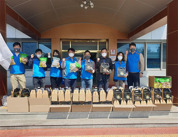 ▲ 의성군공무원노조는 지난 3일 농산물 팔아주기 운동을 전개했다.ⓒ의성군