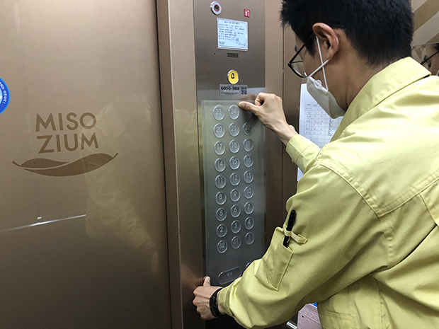 ▲ 영천시는 관내 아파트 45개 단지의 승강기에 코로나19 항균필름을 보급했다.ⓒ영천시