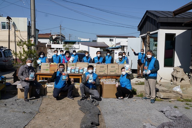 ▲ 경주시 성동·황오지구 주민협의체는 코로나19 예방 위한 위생KIT 제작·배부했다.ⓒ경주시