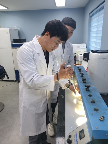 ▲ 콜롬비아 과학부 및 환경부의 승인을 얻어 초코지구 강물과 강바닥의 저니(底泥) 등 9개의 시료를 채취해 지난달 말에 에코-물센터에 도착했다.ⓒ경주시