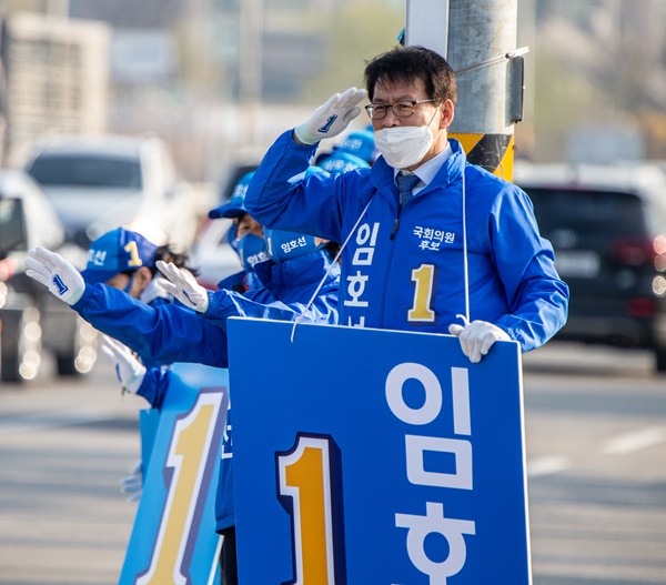 ▲ 더불어민주당 임호선 후보가 거리 유세에서 인사를 하고 있다.ⓒ임호선 후보 사무소
