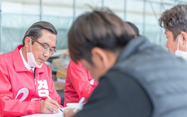 ▲ 미래통합당 경대수 후보가 유권자들과 공약을 검토하고 있다.ⓒ경대수 후보 사무소