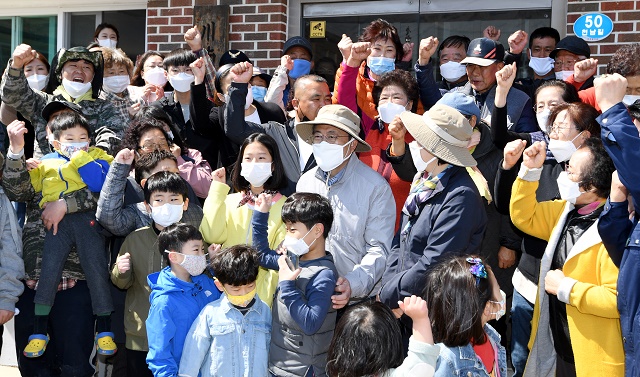 ▲ 문재인 대통령과 김정숙 여사가 5일 식목일을 맞아 지난해 대형 산불로 피해를 입은 강원 강릉시 옥계면 천남리 재조림 지역을 방문해 금강 소나무를 심은 뒤 마을 주민들과 기념촬영을 하고 있다. ⓒ뉴시스
