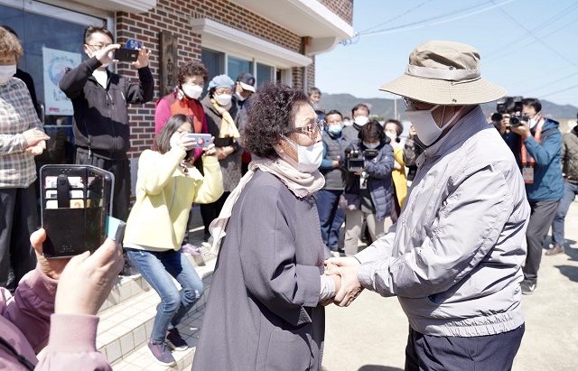 ▲ 문재인 대통령이 5일 식목일을 맞아 지난해 대형 산불로 피해를 입은 강원 강릉시 옥계면 천남리 마을을 방문해 주민을 위로하고 있다. ⓒ청와대