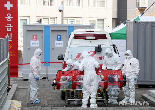 ▲ 의료진들이 우한코로나 중증환자를 이송하는 모습이다. ⓒ뉴시스