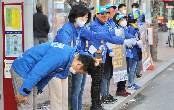 ▲ 더불어민주당 충북 동남4군(보은·옥천·영동·괴산) 곽상언 후보가 6일 거리인사에서 고개를 크게 숙이고 있다.ⓒ곽상언 후보 사무소