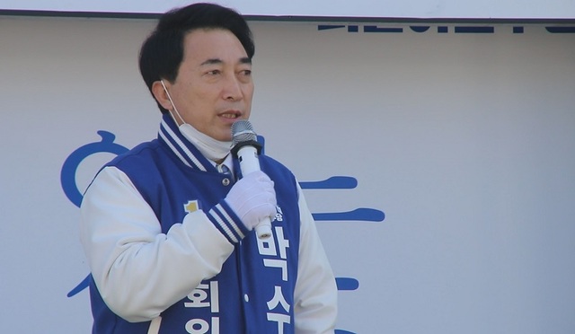 ▲ 충남 공주‧부여‧청양 선거구에 출마한 민주당 박수현 후보가 6일 공주 산성시장 입구에서 유세를 하고 있다.ⓒ박수현 후보 사무실