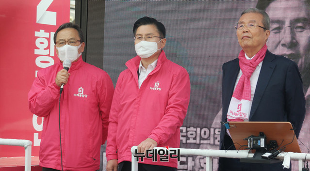 ▲ 황교안 미래통합당 종로구 후보, 김종인 총괄선대위원장, 신세돈 공동선대위원장이 6일 오후 서울 종로구 평창동 인근에서 거리유세를 하고 있다.ⓒ이기륭 기자