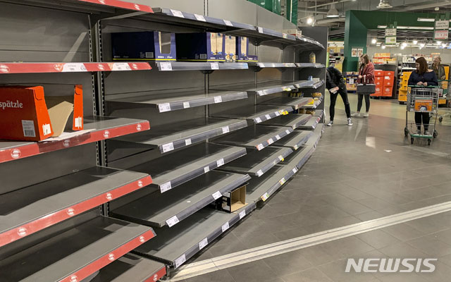 ▲ 텅빈 독일 마트의 판매대. ⓒ뉴시스. 무단전재 및 재배포 금지.