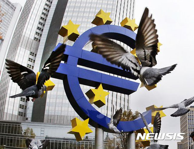 ▲ 유로존의 상징물. ⓒ뉴시스 AP. 무단전재 및 재배포 금지.