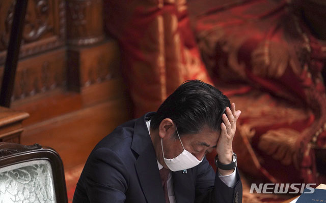 ▲ 우한코로나 대응을 두고 고민하는 아베 신조 일본 총리. ⓒ뉴시스 AP. 무단전재 및 재배포 금지.