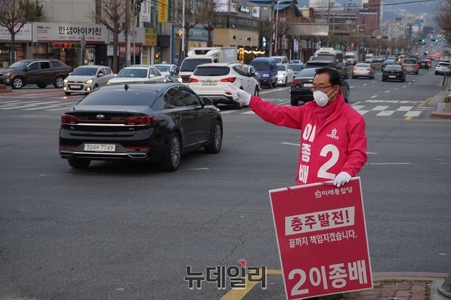 ▲ 21대 총선 충북 충주선거구에 출마한 미래통합당 이종배 후보가 퇴근길 충주시내에서 유권자들을 대상으로 거리 인사를 하고 있다.ⓒ김정원 기자