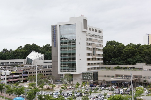 ▲ 충북대학교 의과대학(병리학실) 최영기 교수팀이 코로나19 감염될 경우 대·소변 등 체액 분비물에서도 바이러스가 배출된다는 사실, 즉 증식‧전파 과정을 세계 최초로 검증하는데 성공했다. 사진은 충북대병원.ⓒ충북대병원