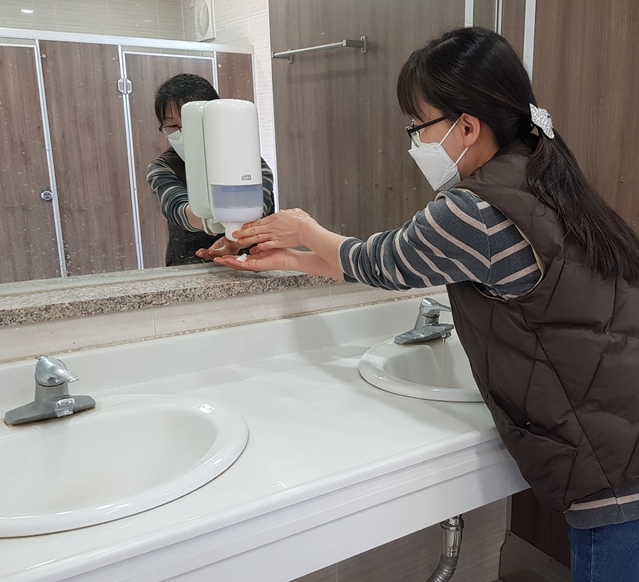 ▲ 대구 달성군(군수 김문오)은 코로나19 확산방지 및 예방수칙 준수를 위해
관내 주요 관광지 화장실에 손세정용 거품형 물비누를 설치했다.ⓒ달성군
