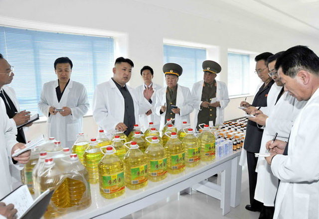 ▲ 콩기름 앞에 서서 일장연설을 하는 김정은. ⓒ뉴시스 로이터. 무단전재 및 재배포 금지.