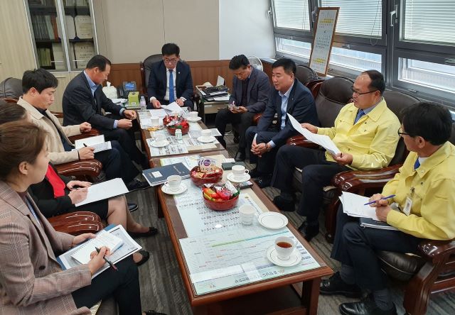 ▲ 충남도의회 오인철 교육위원장(천안6)이 7일 ‘코로나19’ 확산으로 개학 연기에 따른 큰 어려움을 겪고 있는 도내 운송조합 관계자와 간담회를 가졌다.ⓒ충남도의회