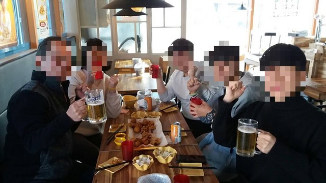 ▲ 더불어민주당 춘천시지역위원회 소속 당원 김모씨가 4월 5일 대진연 소속 학생들과 함께 김진태 미래통합당 춘천갑 후보 선거 캠프 앞에서 이른바 '김진태 추방 운동'을 벌인 후 촬영한 사진. ⓒ김모씨 페이스북