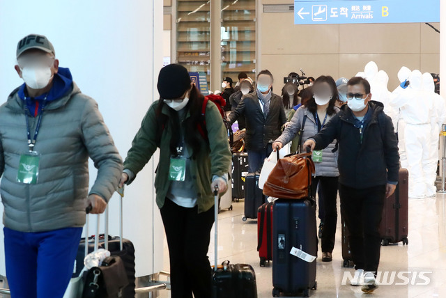 ▲ 해외에서 입국한 이들이 인천공항 터미널을 나오고 있는 모습이다. ⓒ뉴시스