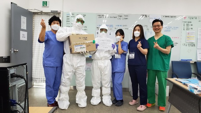 ▲ 경기도 일산 젊은 부부가 대구 생활치료센터 의료진에게 위문품을 전달했다.ⓒ대경경자청