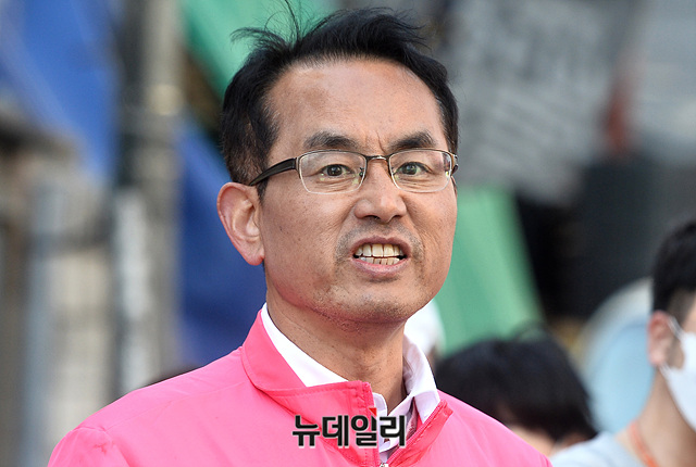 ▲ '세대 비하' 발언 논란으로 제명된 미래통합당 김대호 관악갑 후보가 당 윤리위원회가 열리는 8일 오전 서울 영등포구 통합당 중앙당사 앞에서 기자회견을 하고 있다. ⓒ박성원 기자