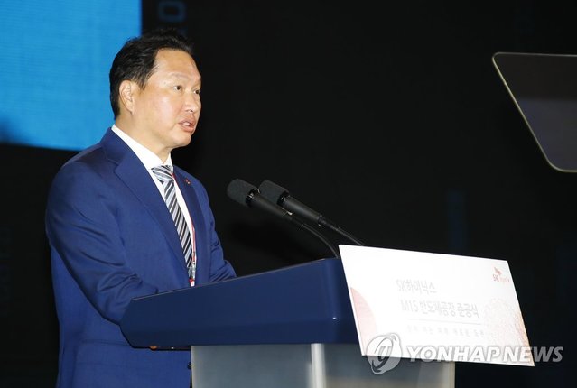 ▲ 최태원 SK그룹 회장이 8일 최종건 창업회장과 최종현 선대회장으로부터 위기극복의 저력을 물려받은 만큼 SK 구성원은 이번 코로나19 위기를 넘어 더 큰 도약의 기회로 만들어 가자고 강조했다. 사진은 최태원 SK회장이 충북 청주시 흥덕구 SK하이닉스에서 열린 'M15' 공장 준공식에서 환영사를 하는 모습.ⓒ연합뉴스