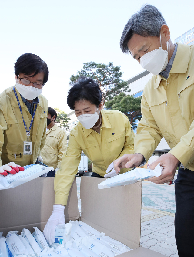 ▲ 대구시교육청(교육감 강은희)은 개학을 앞둔 관내 전체 학교에 마스크 130만장, 손소독제 17만6000개 등 방역물품을 직접 학교로 지원한다.ⓒ대구시교육청