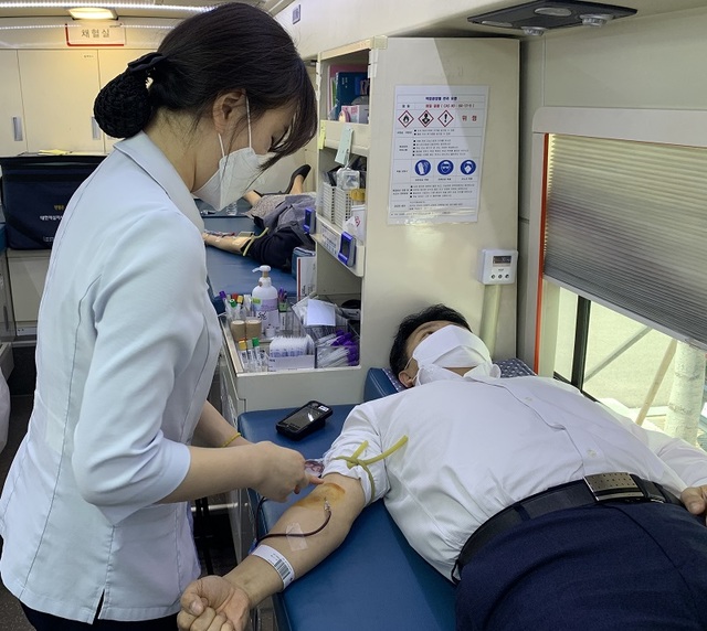 ▲ 길정섭 충남농협본부장과 류병관 농협노조충남위원장이 직원들과 함께 코로나19 극복 생명나눔 헌혈캠페인에 동참했다.ⓒ농협충남지역본부