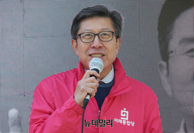 ▲ 박형준 미래통합당 공동선대위원장이 8일 오전 서울 종로구 옥인길 인근에서 황교안 종로구 후보의 지지를 호소하고 있다. ⓒ이기륭 기자