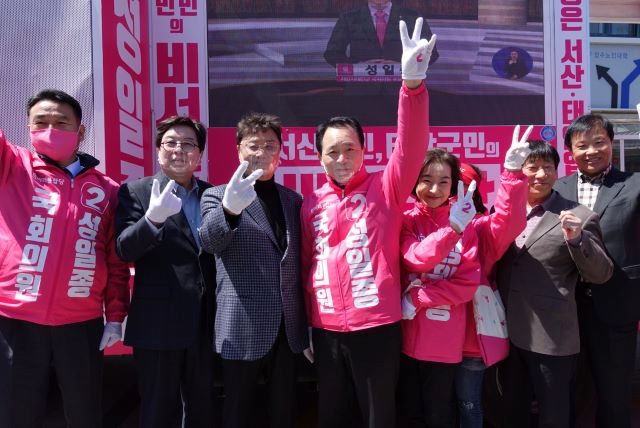 ▲ 국민가수 남진과 배우 송기윤 씨가 8일 21대 총선 충남 서산시·태안군 지역구 미래통합당 성일종 후보를 지원하기 위해 이 지역을 방문했다.ⓒ성일종 후보 캠프