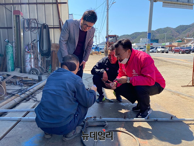▲ 유상범 미래통합당 강원 홍천·횡성·평창·영월 후보가 동생인 배우 유오성씨와 강원 횡성군에 위치한 한 철공소를 찾아 철공소 직원과 대화를 나누고 있다. ⓒ뉴데일리DB