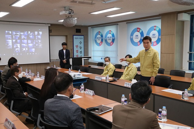 ▲ 이강덕 포항시장은 온라인 개학 앞둔 학교 현장을 점검했다.ⓒ포항시