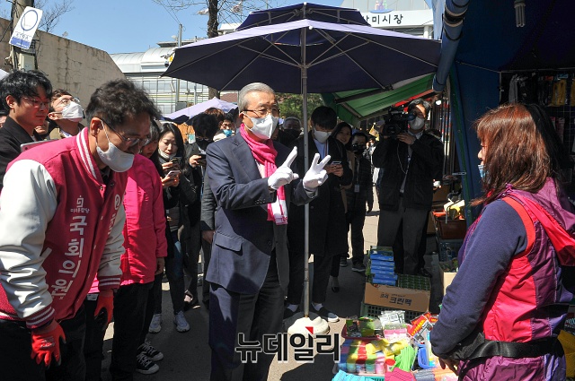 ▲ 김종인 미래통합당 총괄선대위원장, 함진규 경기 시흥갑 후보가 8일 오전 경기 시흥시 삼미시장을 찾아 상인들에게 지지호소를 하고 있다.ⓒ권창회 기자