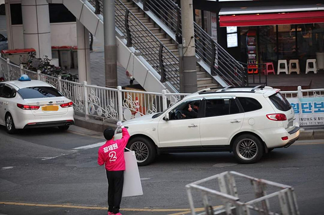 ▲ 장제원 후보가 부산 사상구 신모라 사거리에서 퇴근하는 주민들과 소통 중인 모습. ⓒ장제원 후보 선거캠프 제공